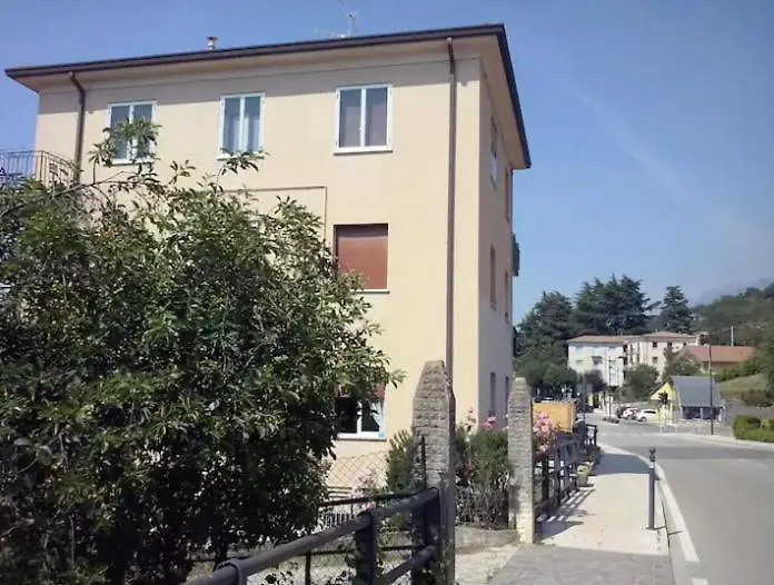 Warm, Nice & Amazing Lake-View Apartment サン・ゼーノ・ディ・モンターニャ イタリア